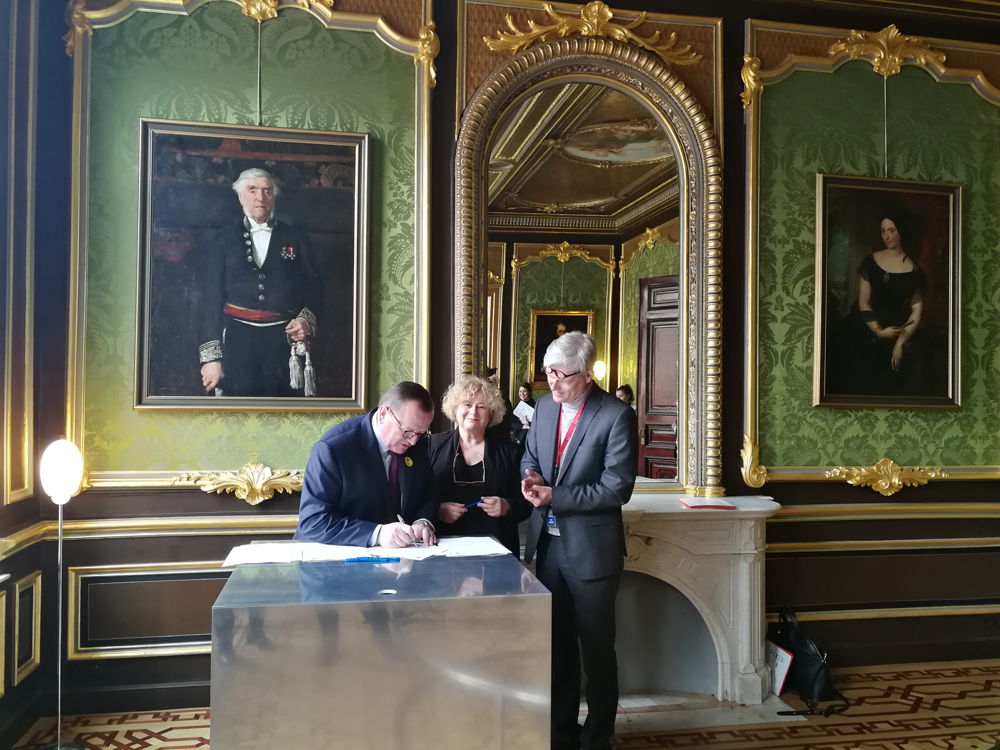 Vlnr: Franky Depickere, Denise Vandevoort, Peter Bary bij de ondertekening van de nieuwe samenwerkingsovereenkomst