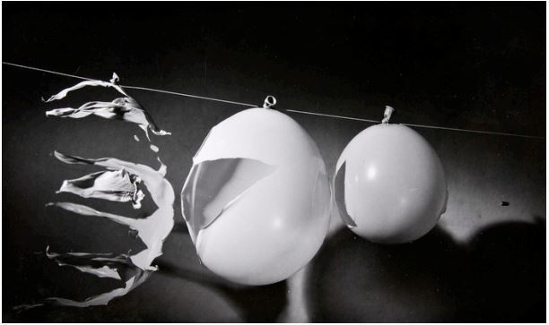 Harold Eugene Edgerton, Bullet breaching three balloons, 1959, Collectie FOMU, P/1978/52/1 © Harold Eugene Edgerton 