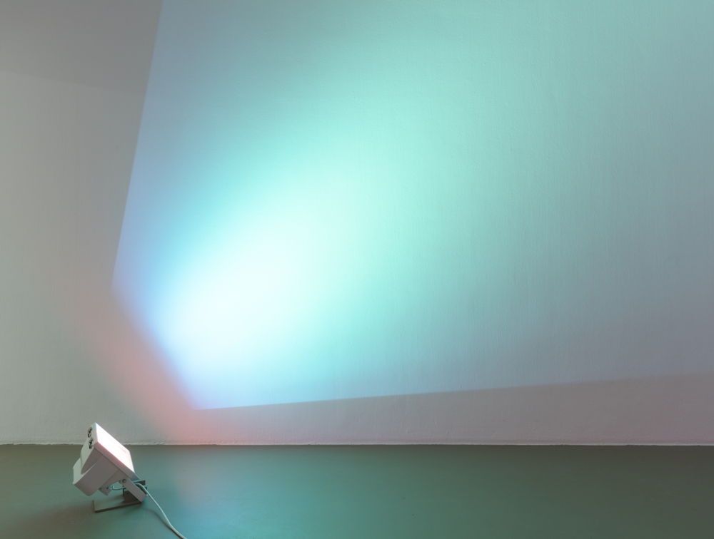 Ann Veronica Janssen, Peacock Blue, 2017 Size L 1 x 700/1000 watt halogen lamp, dichroic colour filter dimensions variable. Foto: Andrea Rossetti. Courtesy Esther Schipper, Berlin