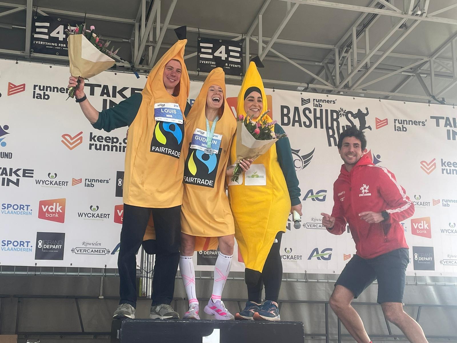 Des bananes Fairtrade battent à Gentbrugge le record du monde du semi-marathon le plus rapide déguisé en fruit