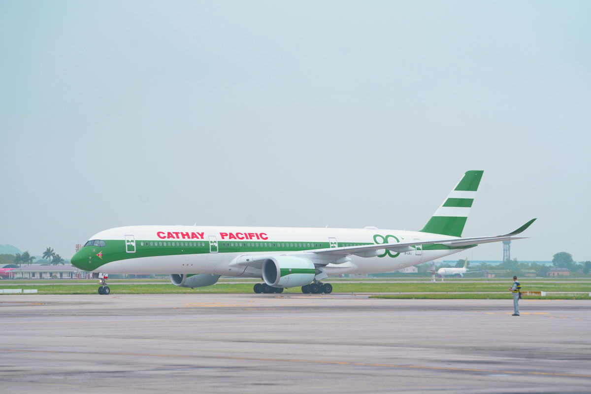 Máy bay chở khách Airbus A350 với màu sơn đặc biệt của Cathay đã hạ cánh tại Sân bay Quốc tế Nội Bài vào ngày 6 tháng 5 năm 2026. Trong năm 2026, chiếc máy bay này sẽ tiếp tục khai thác trên các đường bay quốc tế. (Ảnh: Cathay)