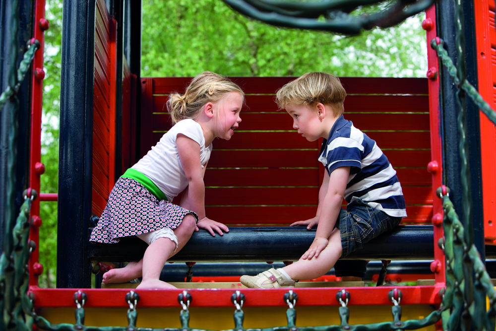 Kinder auf dem Kletterger&uuml;st