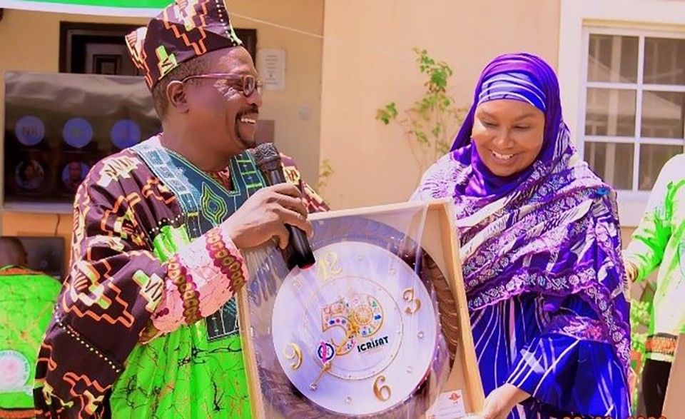 De gauche à droite : ​ Le représentant de l'ICRISAT au Nigeria avec Mme Hajia Salimatou Garba, PDG de WOFAN. Photo : ICRISAT