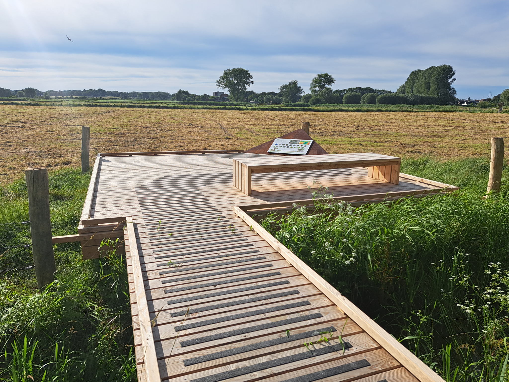 Langs het fietspad is gezorgd voor een mooi rustplekje. Het is een stopplaats die via een vlonderpad ​ aansluit op een platform in een weide, waar je een zitbank en een infobord vindt. Het is een uitkijkpunt om even weg te dromen bij het bloemrijke weidenlandschap of de overstroomde broeken in de winter.