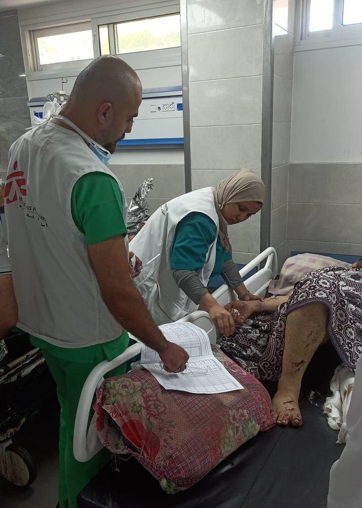 MSF teams treat a patient at Al Shifa hospital who has been severely injured after an airstrike. Photographer: MSF | Location: Palestinian Territories | Date: 19/10/2023 MSF teams treat a patient at Al Shifa hospital who has been severely injured after an airstrike. Photographer: MSF | Location: Palestinian Territories | Date: 19/10/2023