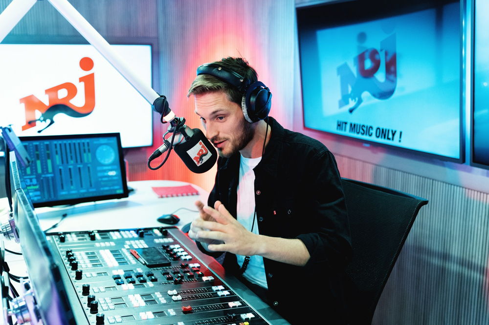 Tanguy dans le studio NRJ.