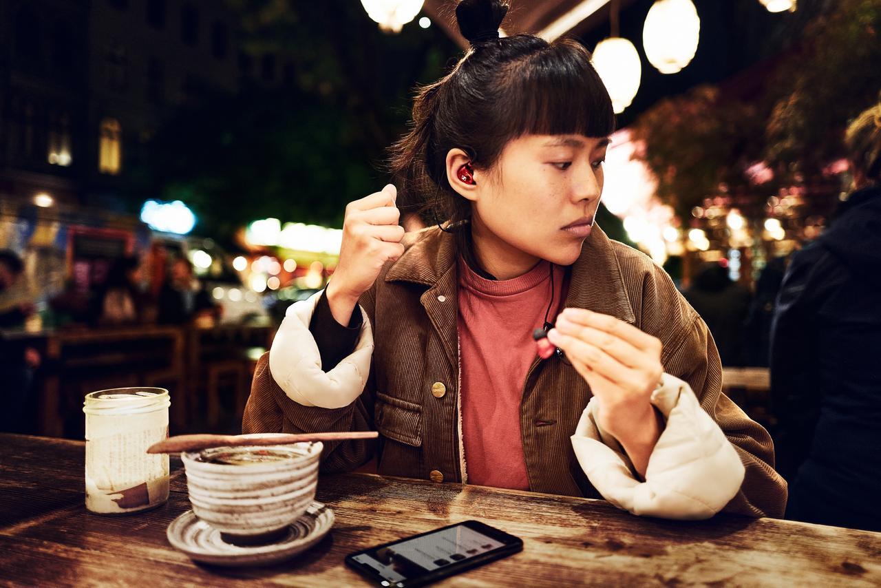 Ngoc Anh Nguyen is een performer, songwriter en producer die zowel professioneel als privé op haar IE 100 PRO Wireless in-ears vertrouwt 