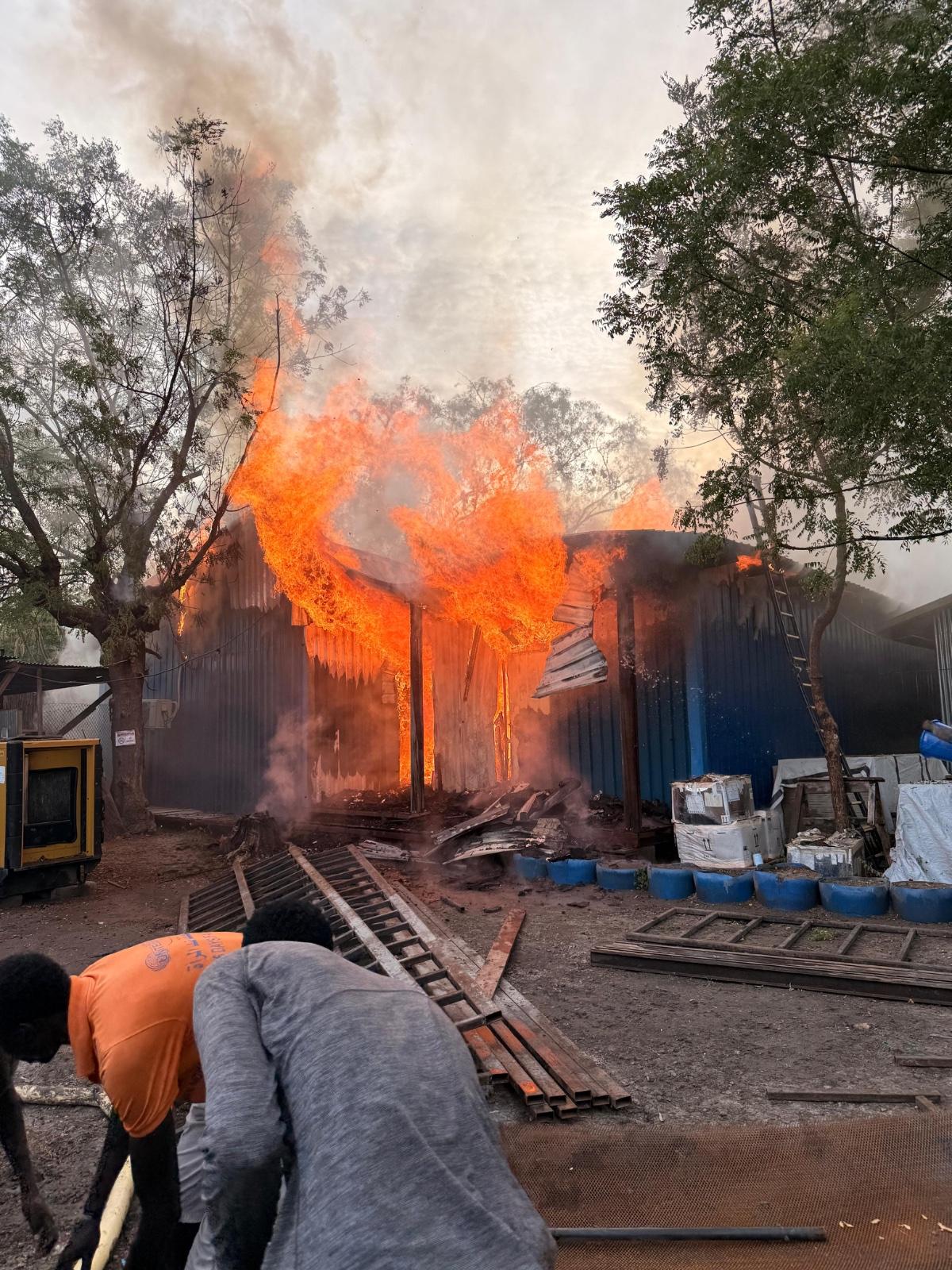 La farmacia ardiendo tras el ataque al hospital de MSF de Old Fangak (Sudán del Sur). MSF La farmacia ardiendo tras el ataque al hospital de MSF de Old Fangak (Sudán del Sur). MSF