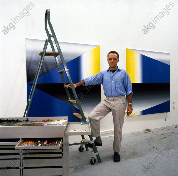 Gerhard Richter au travail dans son atelier, Düsseldorf, Brückenstraße 7a en 1985. © Brigitte Hellgoth / akg-images