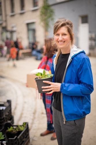 Groenere Bakkerstraat  De Bakkerstraat werd door het district heraangelegd en ook tijdens de Groeidag geopend. Dat maakte van dit weekend het ideale moment om de straat meteen te vergroenen. De bewoners van de Bakkerstraat kregen dus een drankje en plantjes aangeboden om de opening van hun straat te vieren. De straat werd verkeersveiliger aangelegd met verkeersplateaus maar kreeg ook 13 nieuwe bomen. Bij elke heraanleg legt het district Borgerhout ondergronds zo veel mogelijk geveltuinen aan. Bewoners die wensen te vergroenen kunnen daarna aan de slag met hun eigen geveltuin. Zo is een vernieuwde straat sowieso sneller groen en kunnen bewoners genieten van elkaars geveltuinen. 