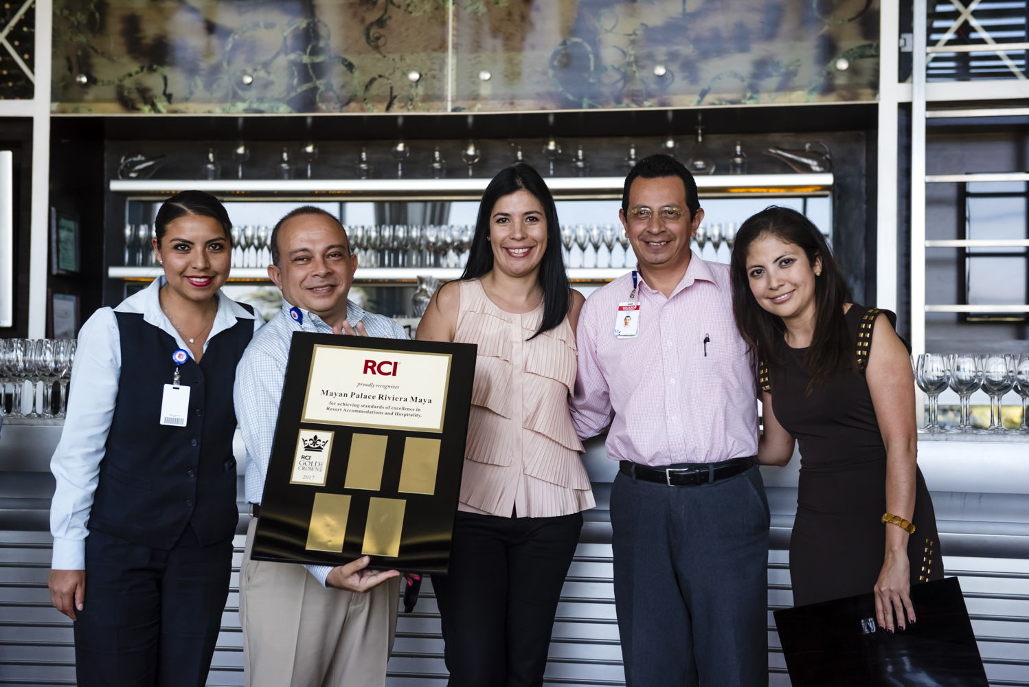 Jaqueline Ramos Hernández, chief concierge de Mayan Palace, Eduardo Gutierrez Curiel, gerente de Mayan Palace, Alejandra Espinosa, directora de desarrollo de negocios de RCI, Eduardo Valero, gerente de recepción de Mayan Palace y Ericka Dueñas León, ejecutivo senior de desarrollo de negocios de RCI