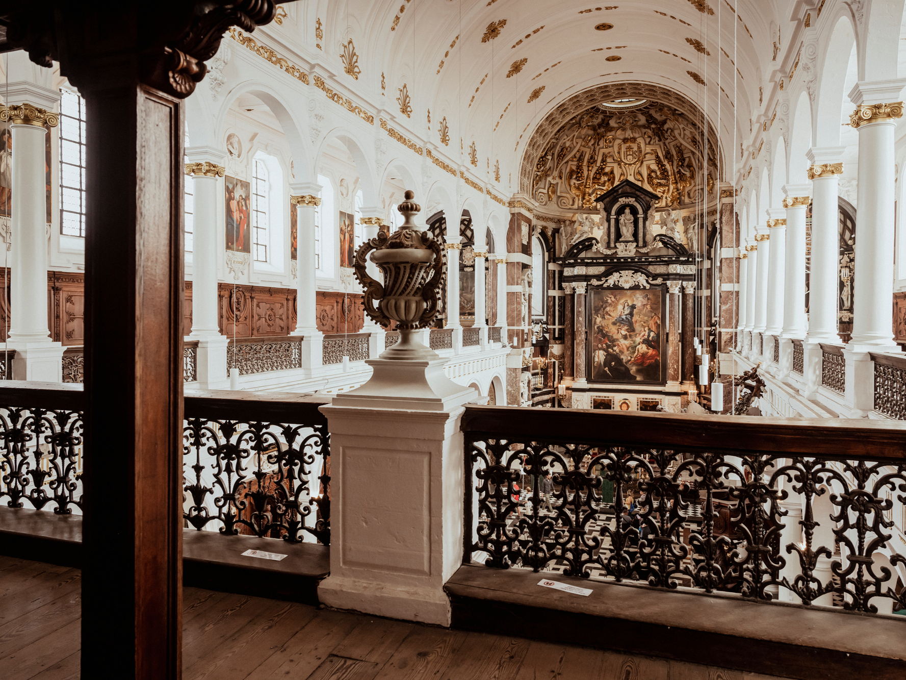 Sint-Carolus Borromeuskerk vernieuwt verder met meertalige bezoekersgids en verschillende audioparcours
