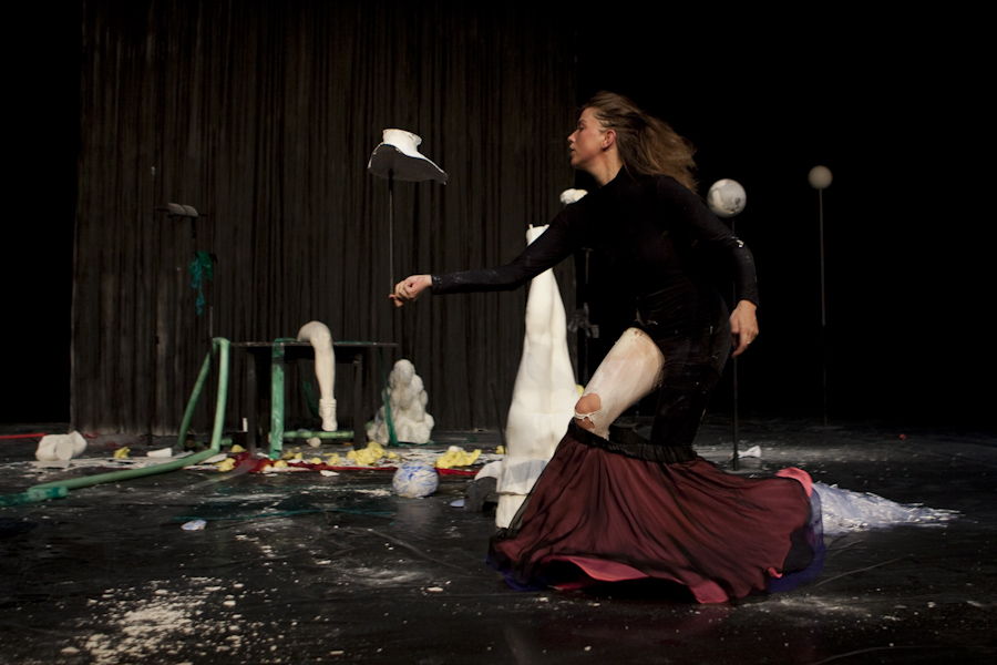 Miet Warlop - Dragging The Bone © Reinhout Hiel 