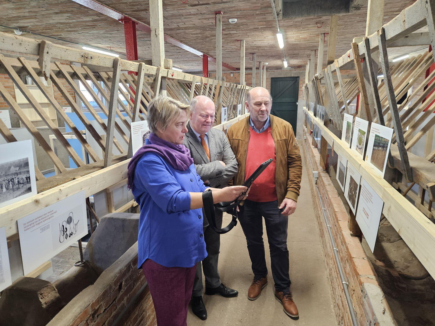 gedeputeerde Joke Schauvliege, burgemeester Koen Loete (Eeklo) en burgemeester Patrick De Greve (Sint-Laureins) bezoeken de landbouwexpo
