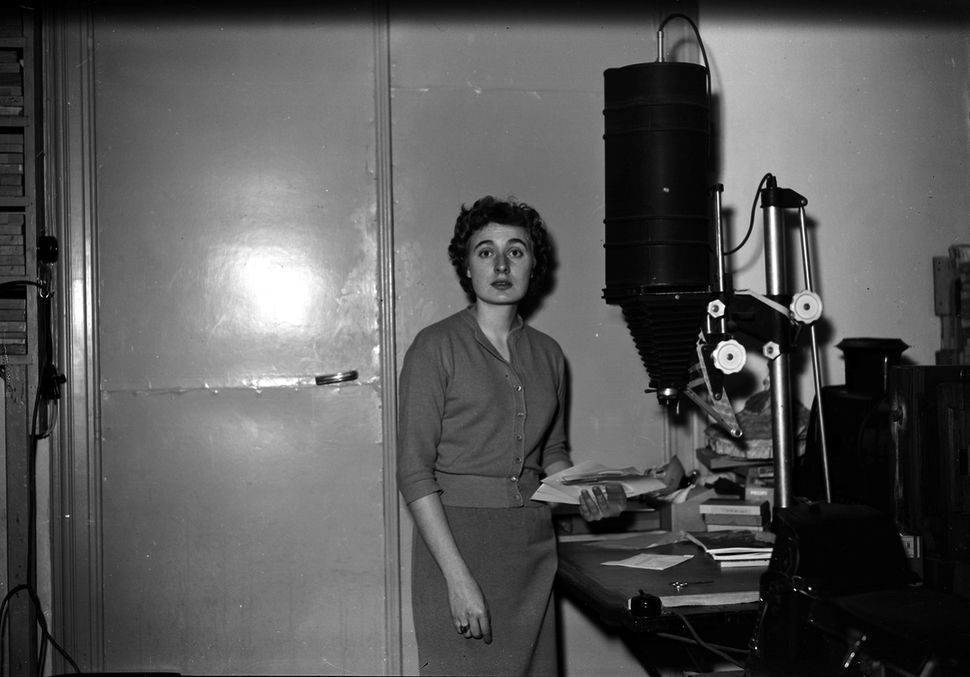 Odette Dereze dans son labo photo en 1952 (c) Odette Derèze / GermaineImage / akg-images