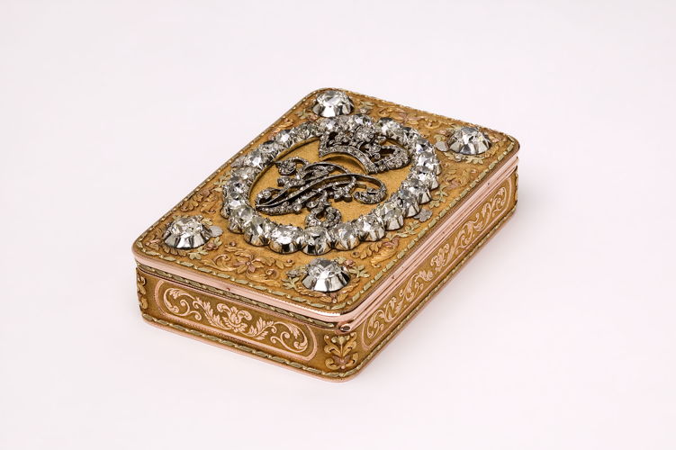 Gouden snuifdoos met diamanten monogram Koningin Victoria, Hanau, gedateerd 24 september 1837 © De Rosalinde en Arthur Gilbert Collectie, in bruikleen bij het Victoria en Albert Museum in Londen