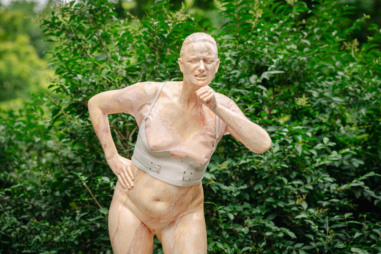 Servant, clown or enemy van Aline Bouvy in het Stadspark Antwerpen. Middelheimmuseum. © Tom Cornille.