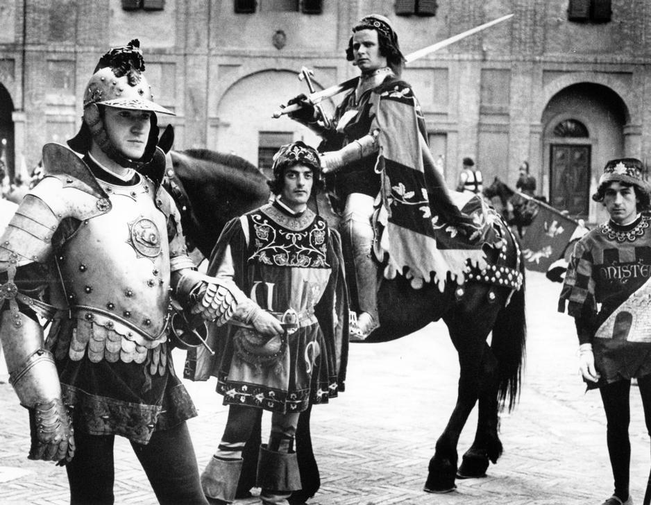 Siena (Tuscany. Italy), Palio (Historical horse race in the Piazza del Campo). Members of one of the seven Contrade in their historical costumes. Photo, c.1950s AKG186782 © akg-images / Tony Vaccaro Siena (Tuscany. Italy), Palio (Historical horse race in the Piazza del Campo). Members of one of the seven Contrade in their historical costumes. Photo, c.1950s AKG186782 © akg-images / Tony Vaccaro