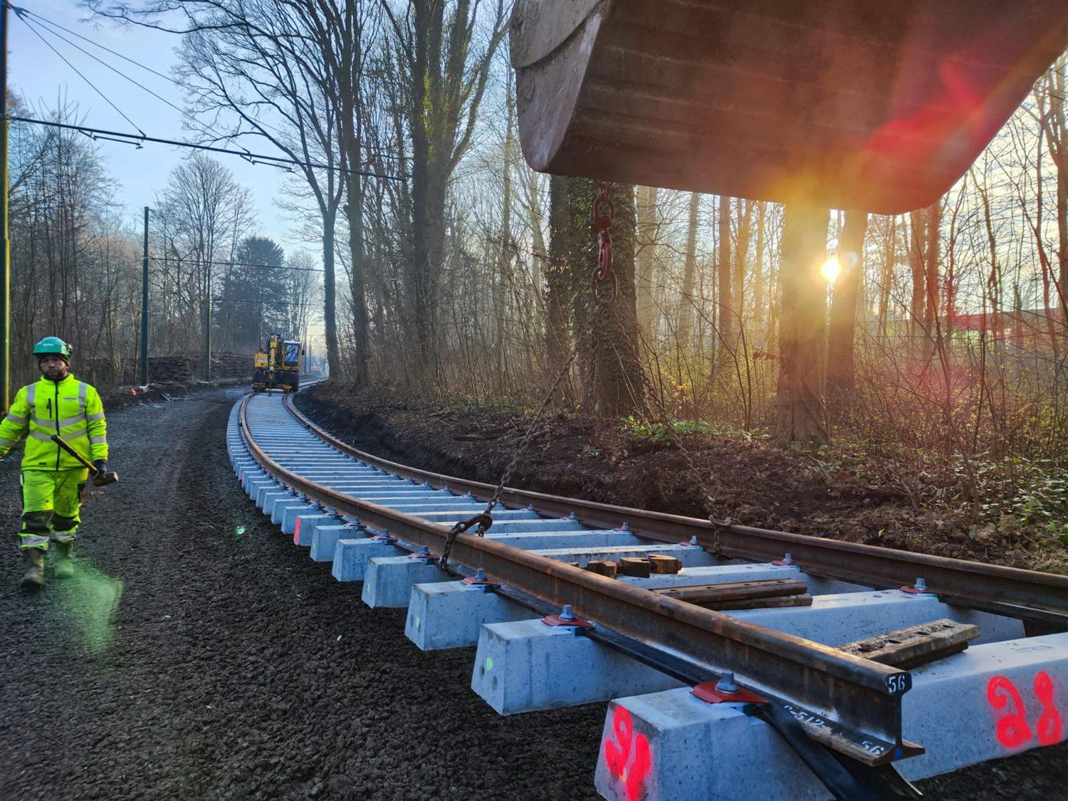Plaatsing van sporen in het Zoniënwoud.