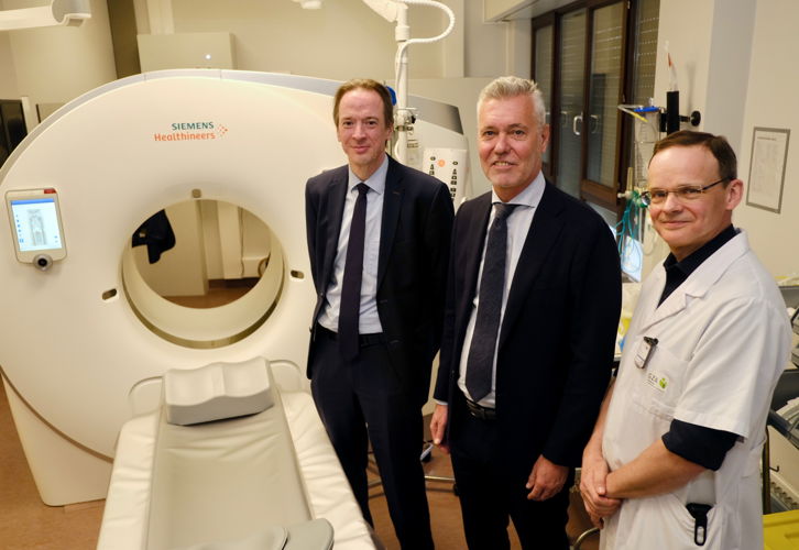 V.l.n.r.: Koen De Gronckel (CFO GZA Ziekenhuizen), Carl Laurent (CEO Siemens Healthineers), Dr. Deckers (diensthoofd radiologie en medische beeldvorming van GZA Ziekenhuizen)