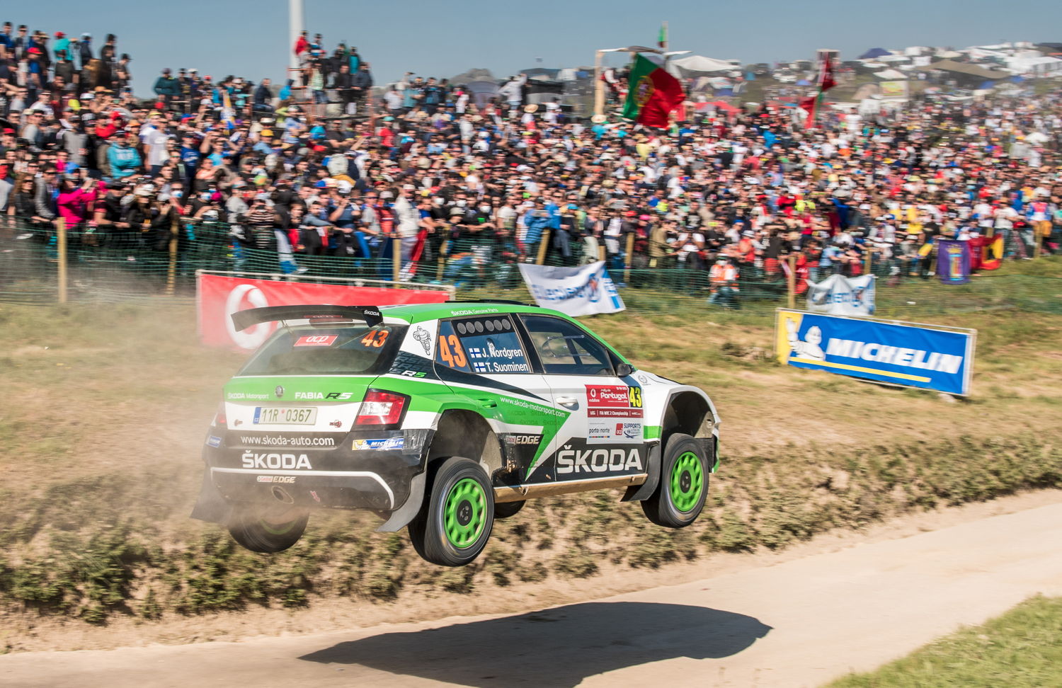 At their Rally Portugal premiere Finnish ŠKODA juniors
Juuso Nordgren and Tapio Suominen were delayed by
punctures, but finished a credible sixth