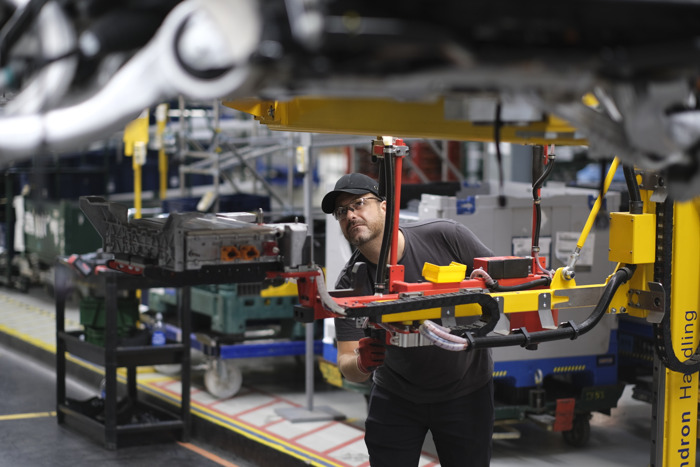 Jaguar Land Rover dévoile le programme "Future Skills", qui entend former 29 000 professionnels aux nouveaux véhicules de luxe 100 % électriques