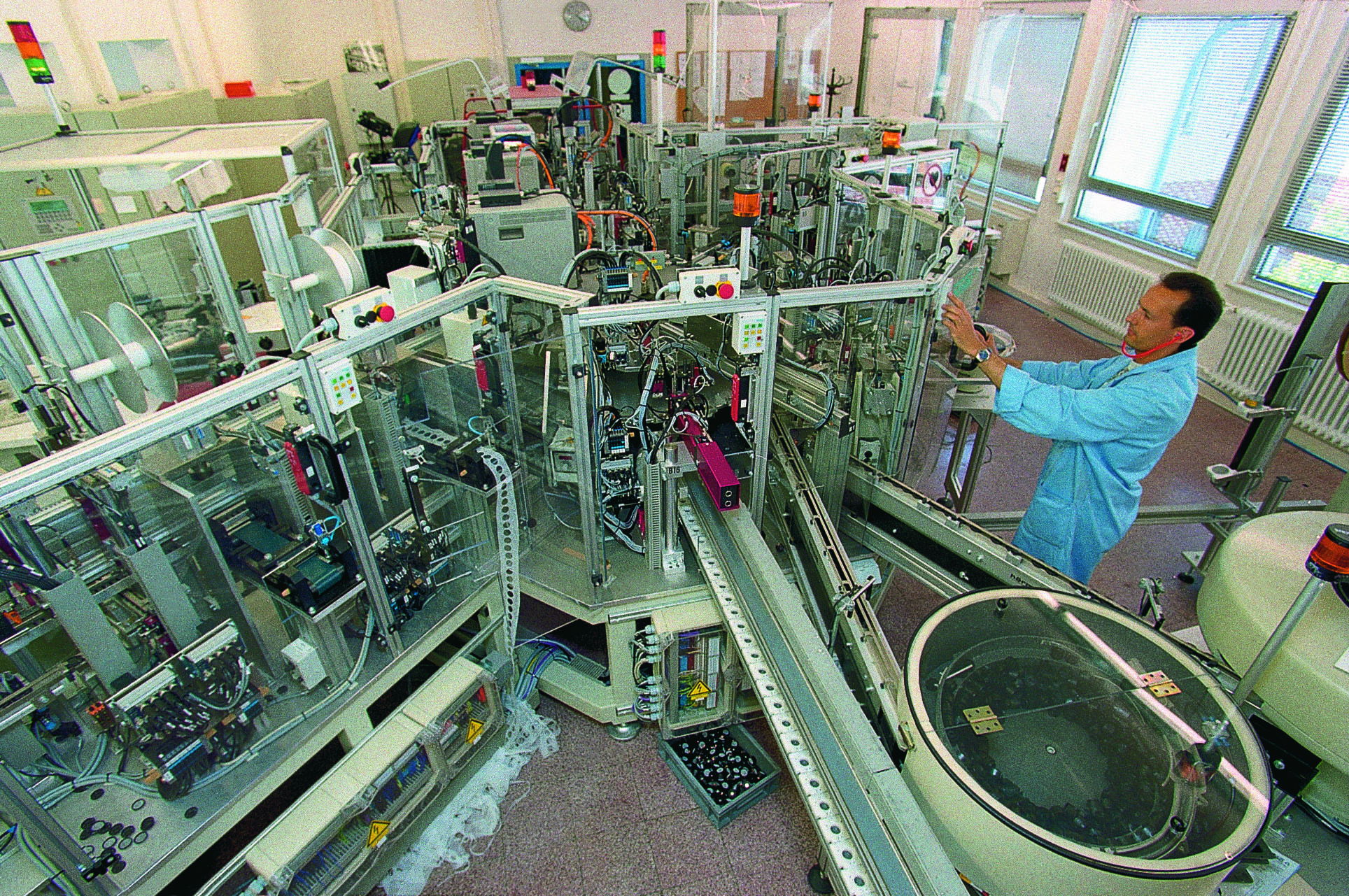 Setup of the initial manufacturing line for evolution microphones