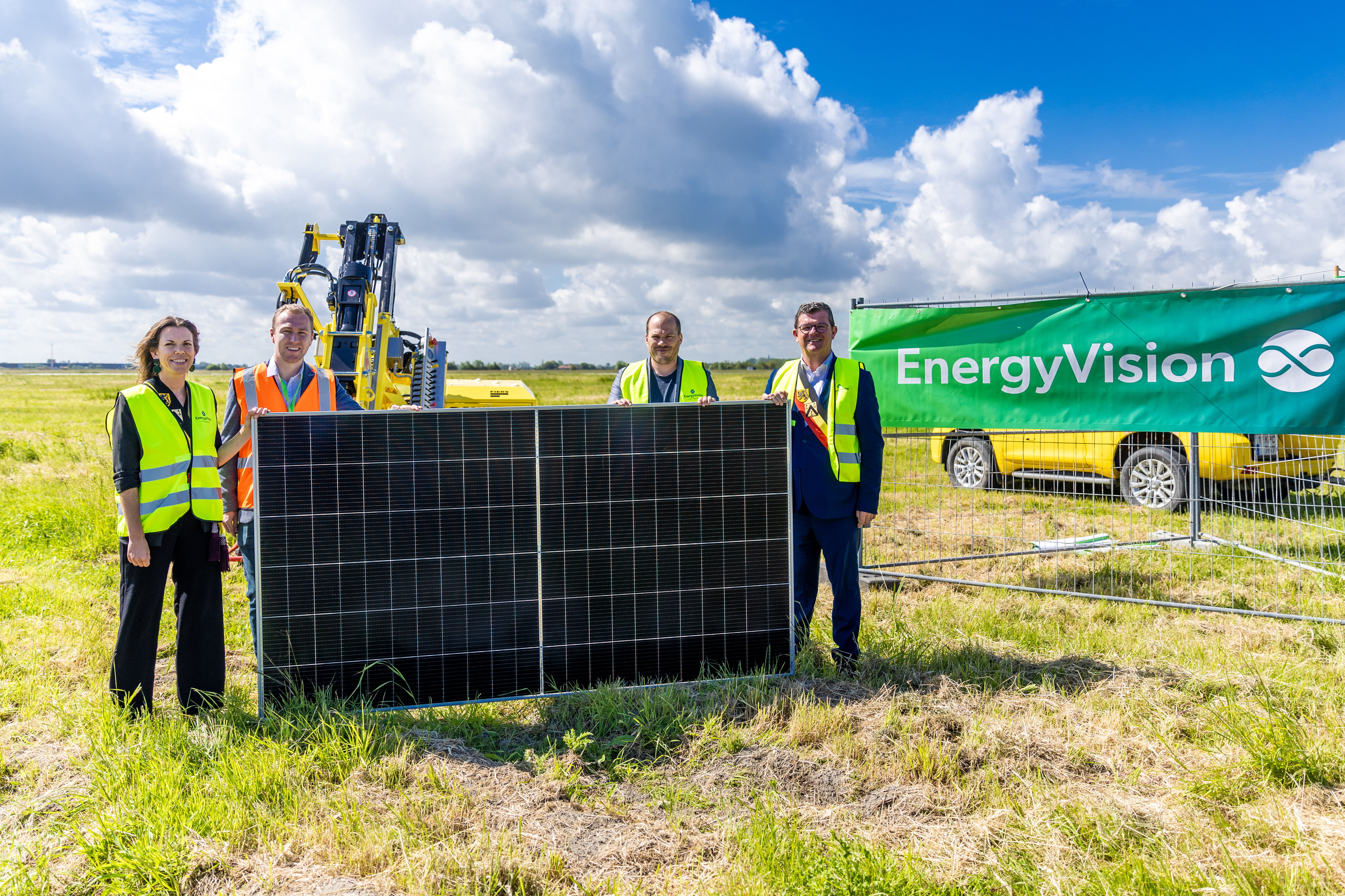 Vlnr. Schepen van Energie Silke Beiren, luchthavenwoordvoerder Tom Rutsaert, CEO van EnergyVision Maarten Michielssens en burgemeester Bart Tommelein.