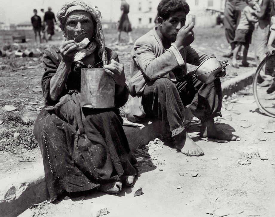 Yugoslavian refugee camp in Rome. Photo, 1944. AKG4564806 © akg-images / FAF Toscana - Fondazione Alinari per la Fotografia