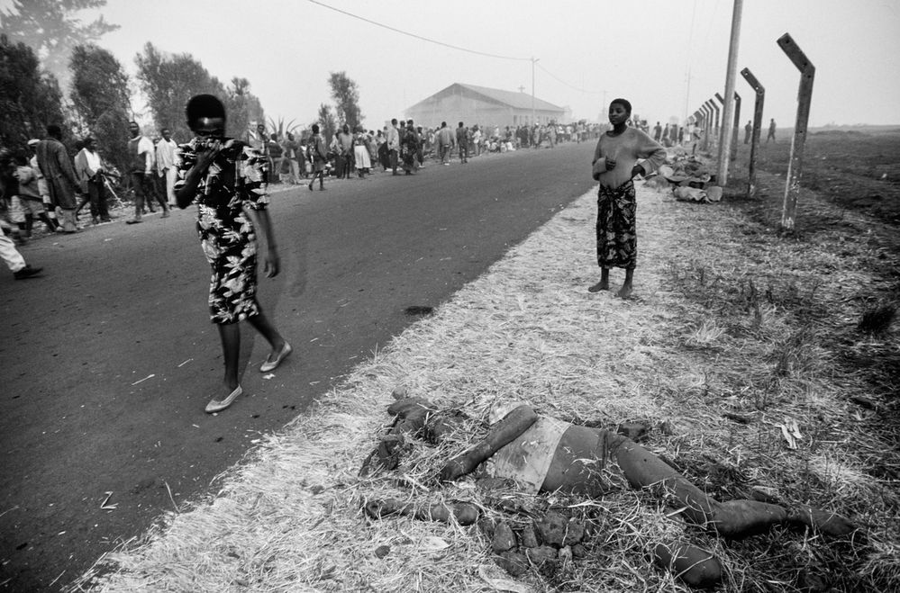 Victim of Cholera on the roadside, 1994. AKG7910242