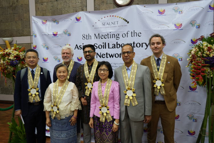 L-R: Mr Yuxin Tong, Land and Water Officer, GSP Secretariat, FAO; Dr Christian Hartmann, Advisor, GLOSOLAN AND SEALNET and  Soil Scientist, IRD France; Dr Pushpajeet Choudhari, Chair SEALNET and Soil Scientist ICRISAT; Ms Nopmanee Suvannang, International Consultant Intergovernmental Technical Panel on Soils; Ms Chanida Charanworapan, SEALNET representative, Thailand; Dr Janardan Khadka, SEALNET representative, Nepal and Mr Filippo Benedetti, International Consultant, GSP Secretariat FAO.