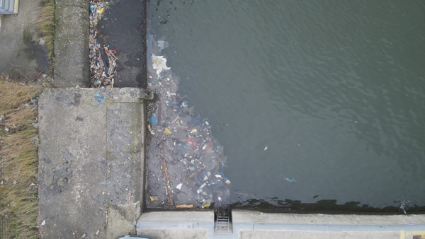 Preview: L'Autorité portuaire d'Anvers utilise des drones pour détecter les déchets flottants