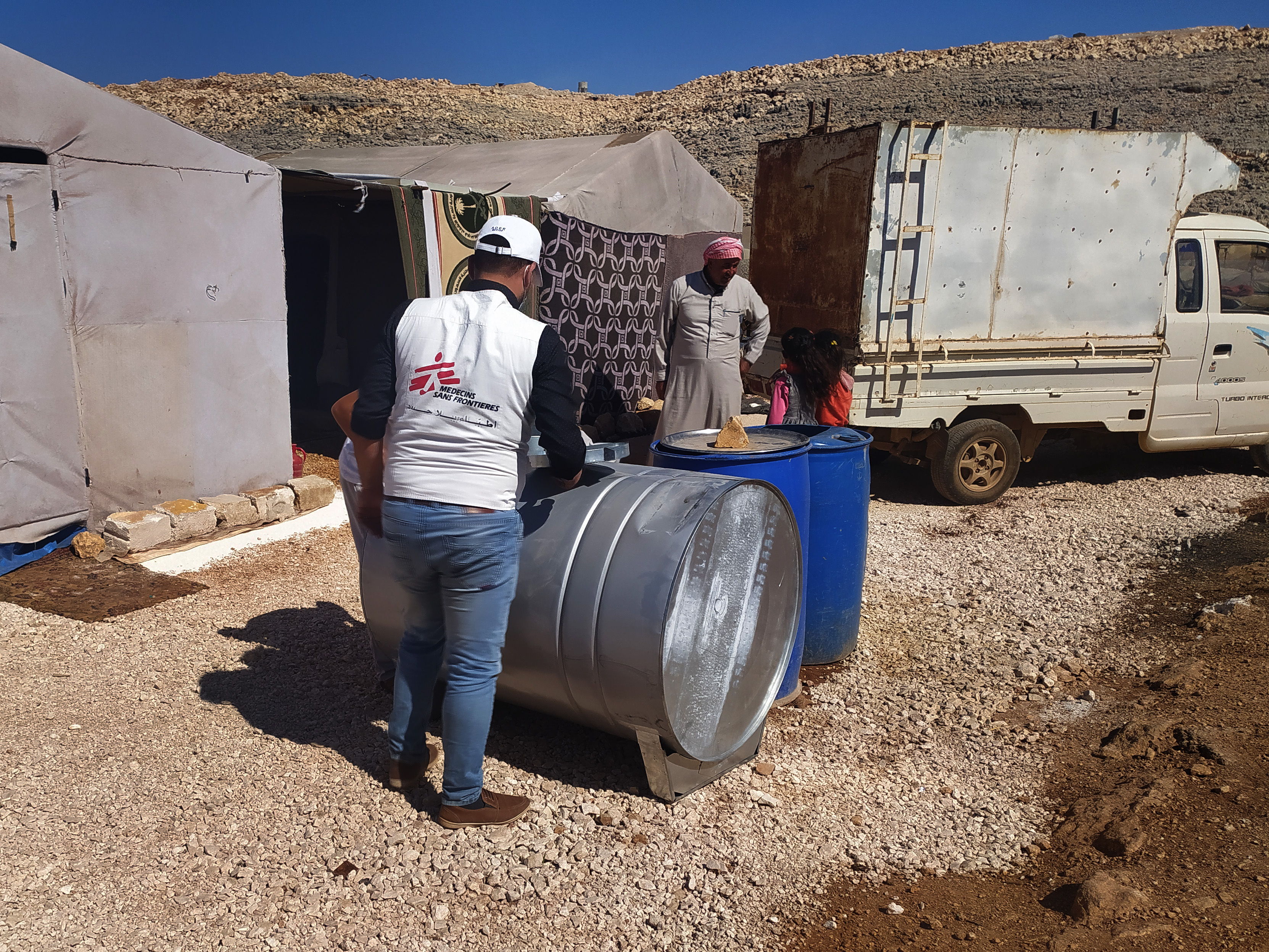 Distribución de agua potable en un campo de desplazados. Foto: Abdurzaq Alshami