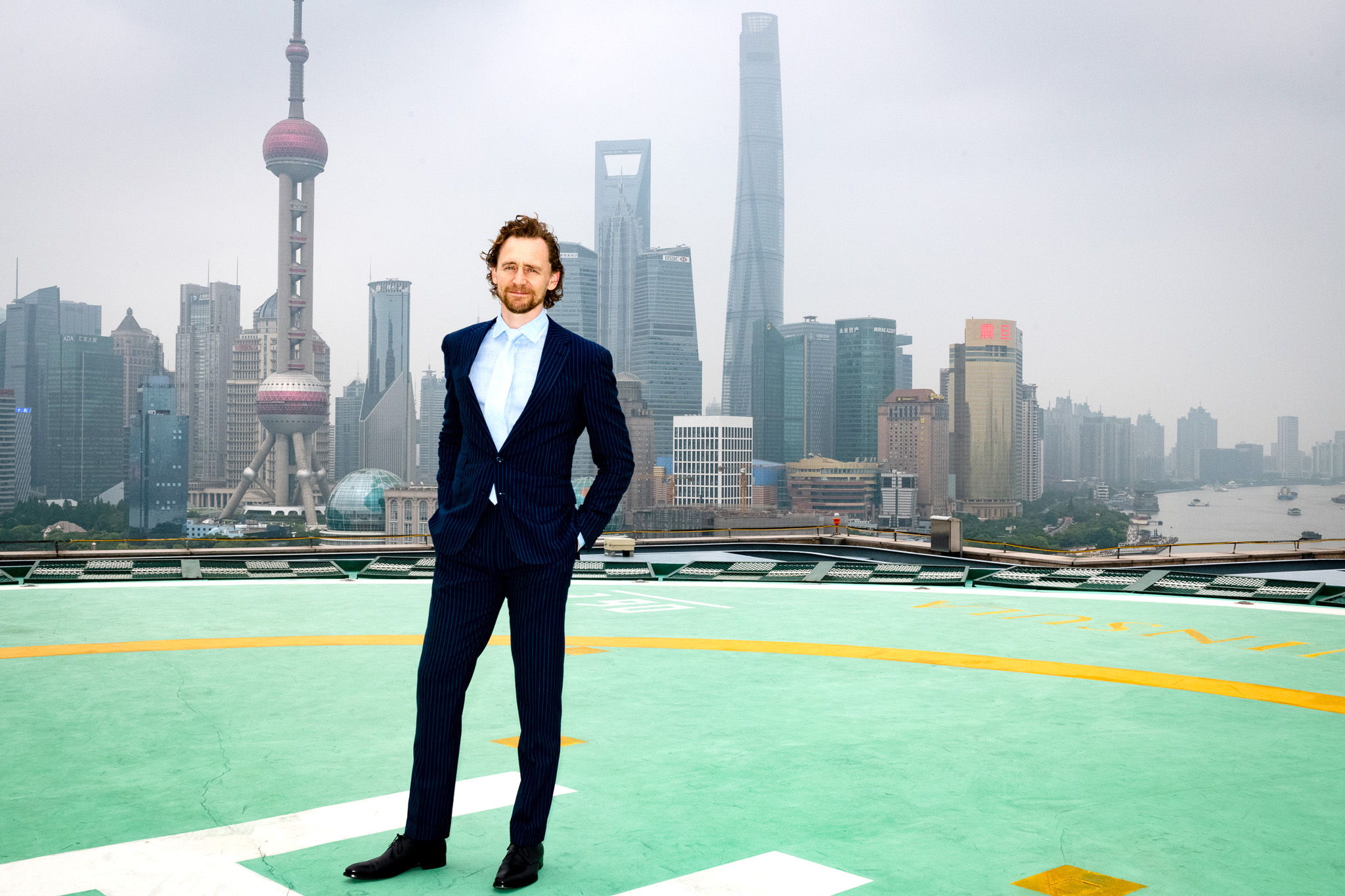 El actor Tom Hiddleston en el rooftop de The Peninsula Shanghai. Foto cortesía de BAFTA Grainne Quinlan