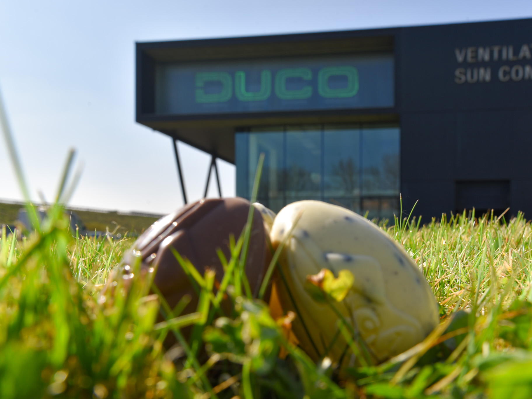 Persbericht: DUCO verrast werknemers met zotte paaseierenzoektocht op het kantoor in Veurne