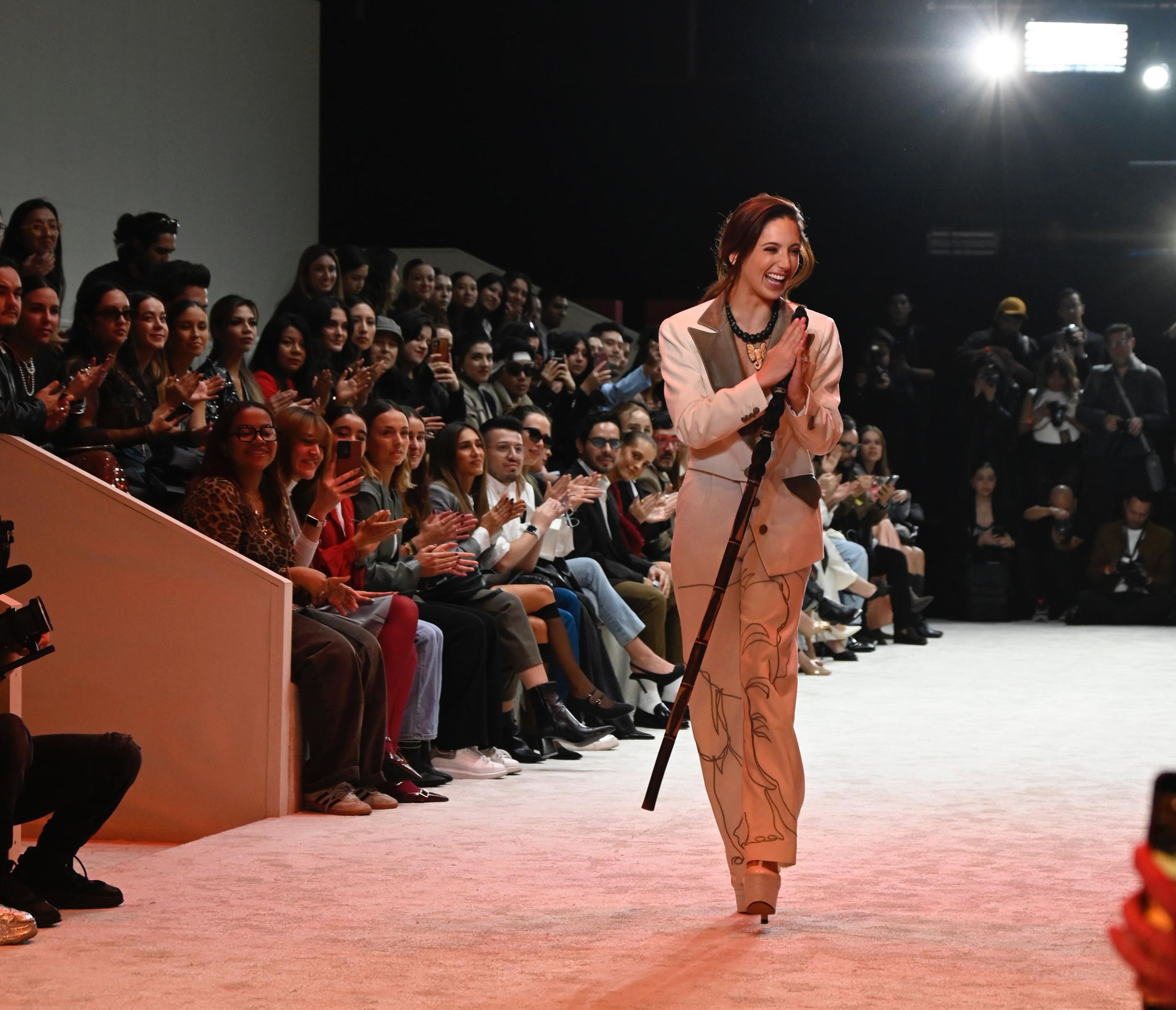 Regina Guiot celebra la fuerza transformadora de las mujeres con “Ubuntu”, en el Mercedes-Benz Fashion Week México 2024