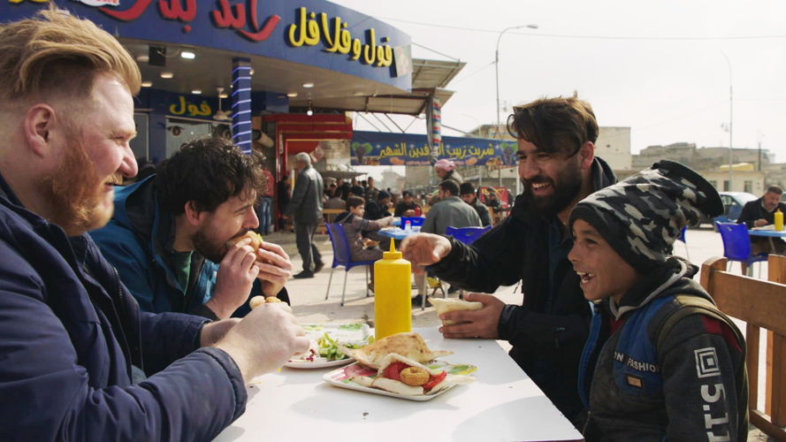 Dominique en Joris proberen plaatselijke fastfood in Mosul - (c) VRT / Warner Bros