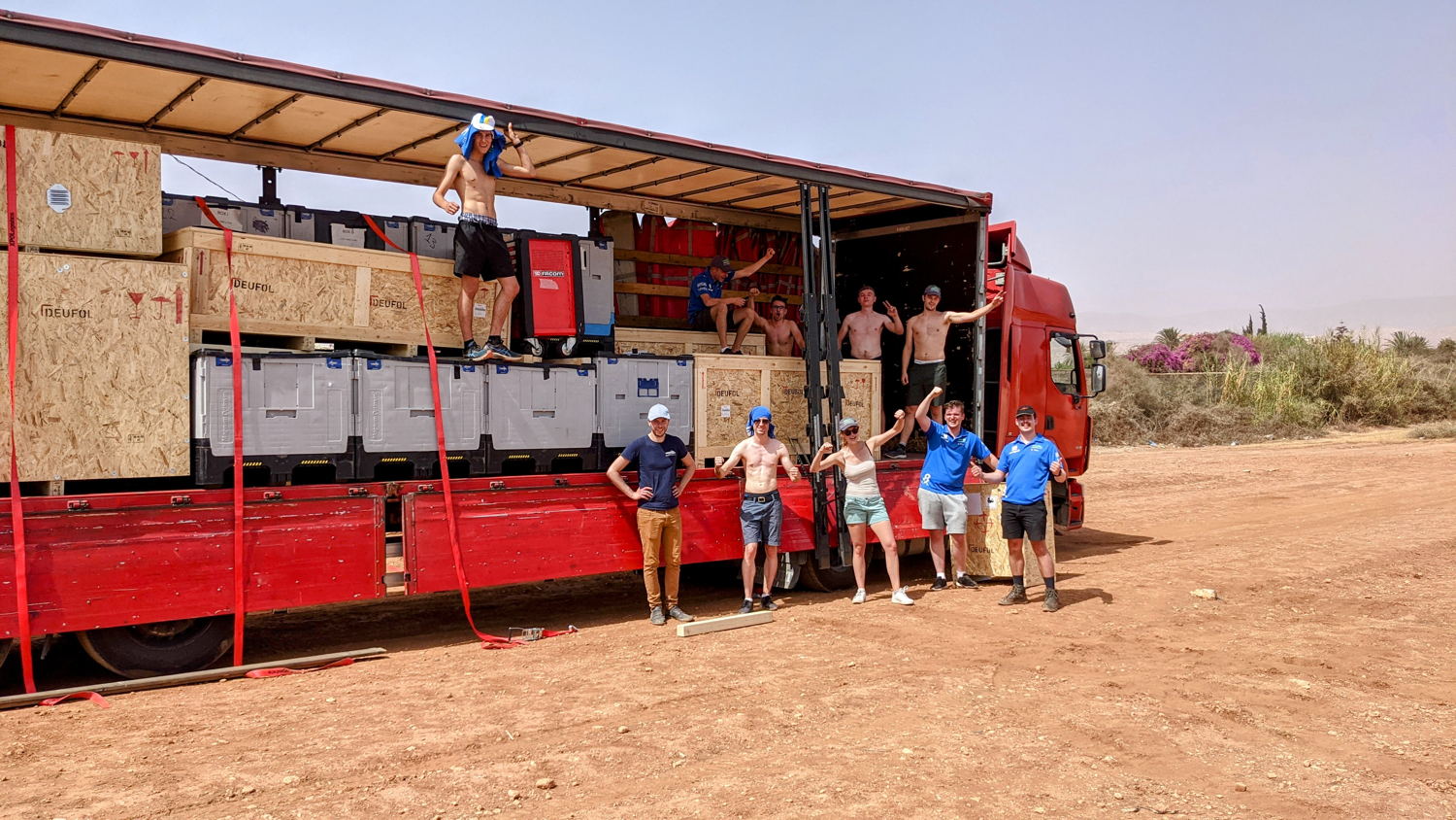 De truck volgeladen met materiaal van het Belgische Solar Team