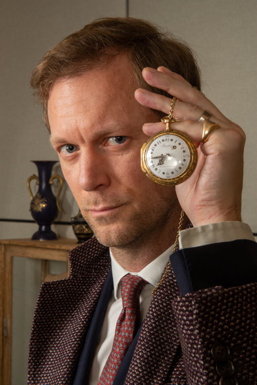 Die Uhr des Ermittlers Winge spielt im Roman und auch im Escape Room bei Hugendubel eine Schlüsselrolle.