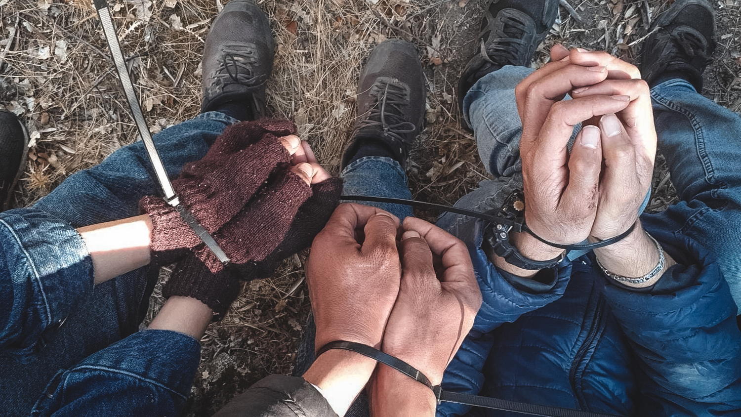 Titel: Drie mensen geboeid gevonden, vier gewond op het Egeïsche eiland Lesbos (AZG) (c) Artsen zonder Grenzen - Landen: Griekenland - opnamedatum: 20 oktober 2022 - beschrijving: AZG-team vond drie mensen geboeid tijdens een medische noodgeval interventie op het Griekse eiland Lesbos. Sinds juni 2022 voert Artsen zonder Grenzen noodhulp interventies op Lesbos om medische en psychologische eerste hulp te verlenen aan mensen die op de eiland per boot.