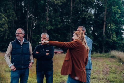 Des gens dans un jeune forêt plantée en Belgique