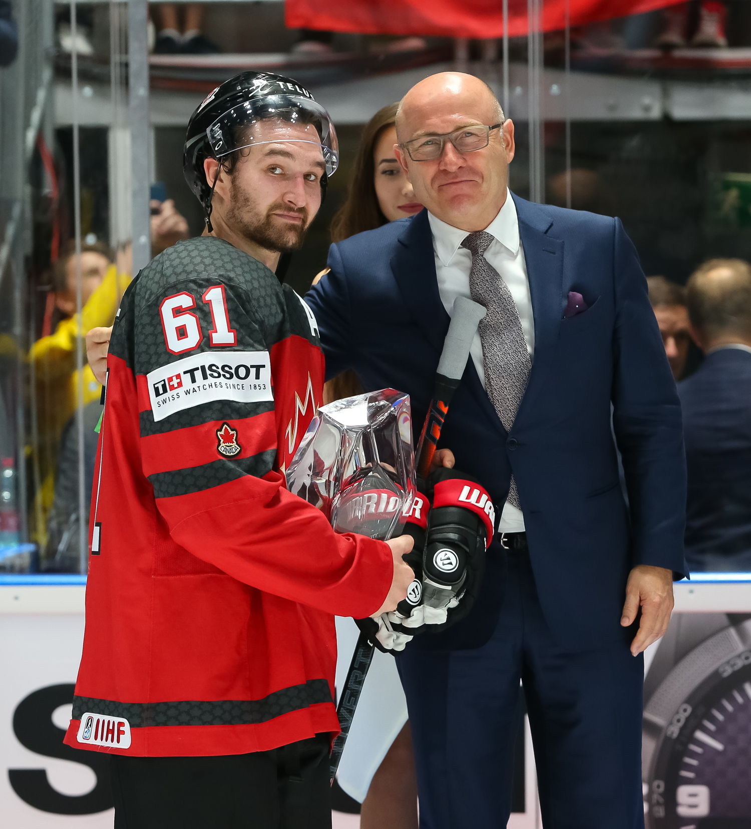 ŠKODA CEO Bernhard Maier presented the trophy
created by ŠKODA Design for the Most Valuable
Player of the tournament to Canadian national player
Mark Stone.