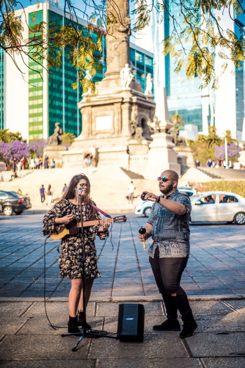 Mariella y Alcides, los jóvenes venezolanos integrantes del dueto Mariella Venero, combinan ritmos world music con el uso de instrumentos tradicionales venezolanos para crear un concepto musical en el que llevan el calor de su hogar a cualquier escenario en el que se presenten. 