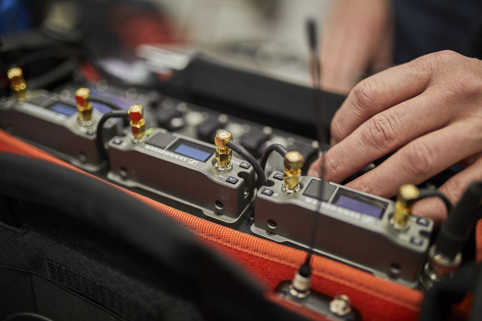 The EK 6042 camera receiver works with analog and digital Sennheiser transmitters The EK 6042 camera receiver works with analog and digital Sennheiser transmitters