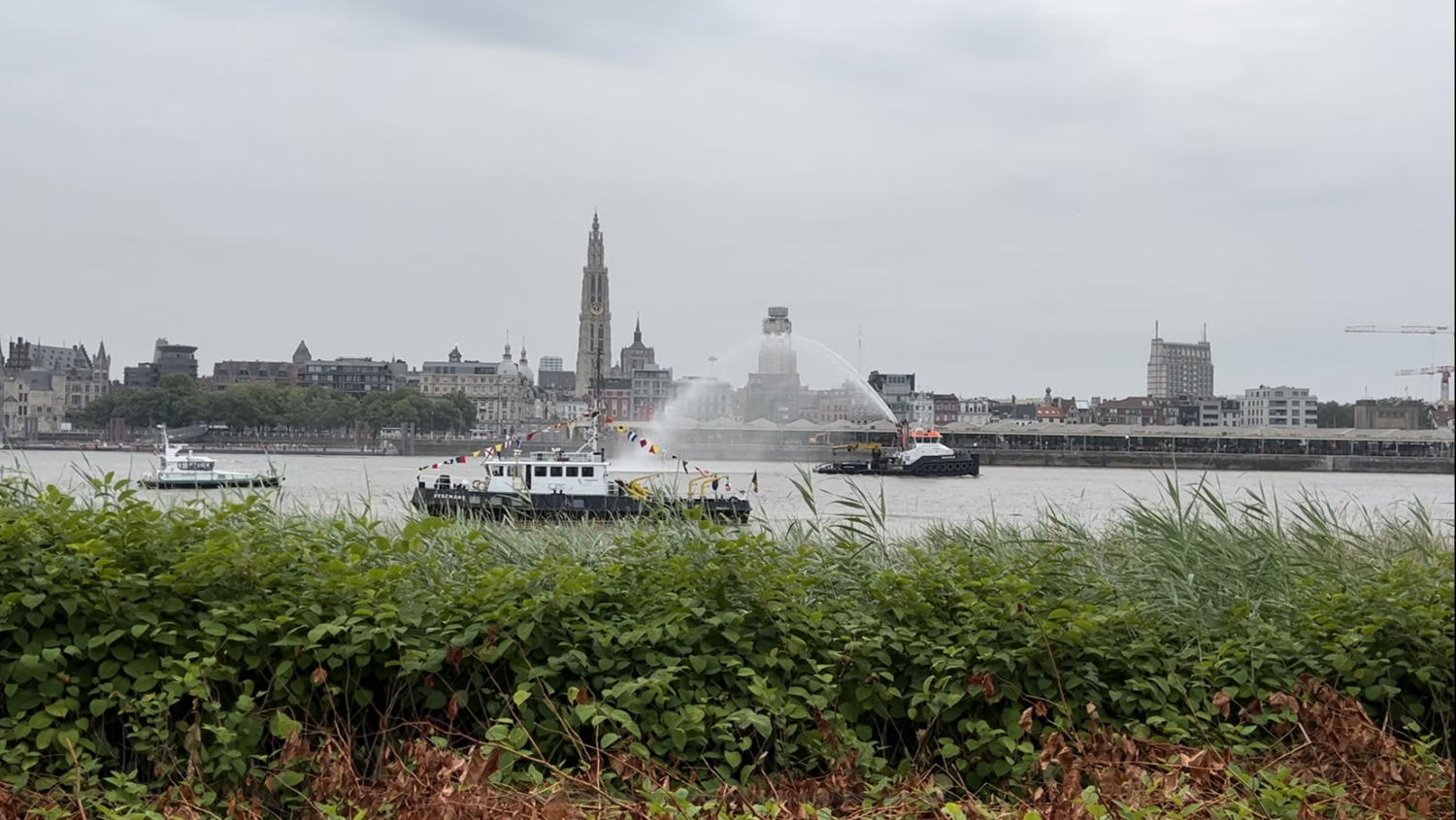 Deelnemende boten op de  Schelde © stad Antwerpen
