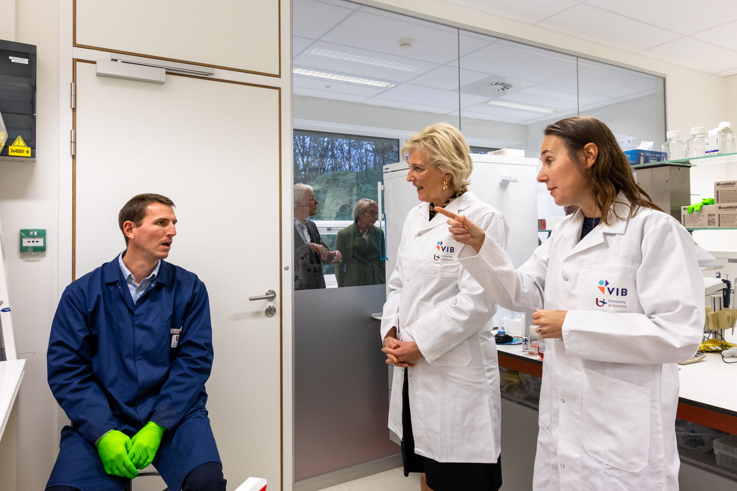 Her Royal Highness Princess Astrid and Professor Rosa Rademakers in the lab at the VIB-UAntwerpen Center for Molecular Neurology.