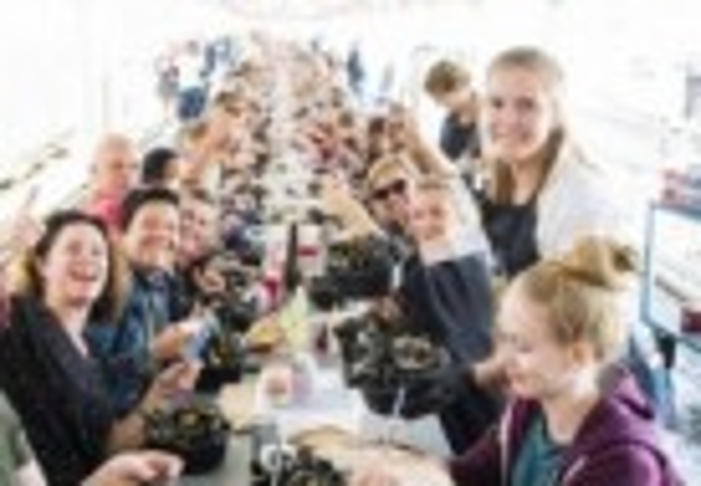 500 Belges assis à la plus longue table de moules de Belgique 
