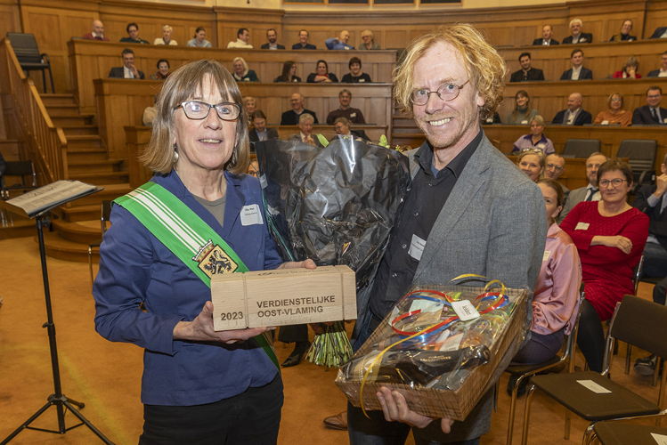 Prof. dr. Hendrik Vos met gedeputeerde Riet Gillis