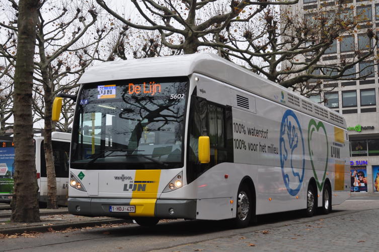 De eerste waterstofbus in België, bij de voorstelling op de Fr. Rooseveltplaats in Antwerpen. (foto: De Lijn)