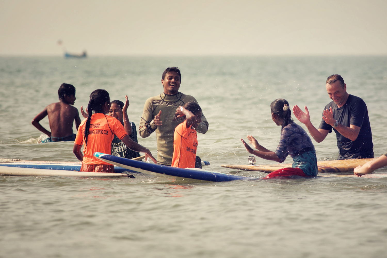 Bangladesh - 
Tom bij de surfclub Surfing Tigers 
Reizen Waes (c) VRT/Bert Ceulemans